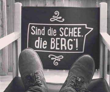 Sind die Schee, die BERG! Foto von einem Sessel mit dieser Aufschrift im Hotel Mamas Thresl, Leogang, Salzburgerland
